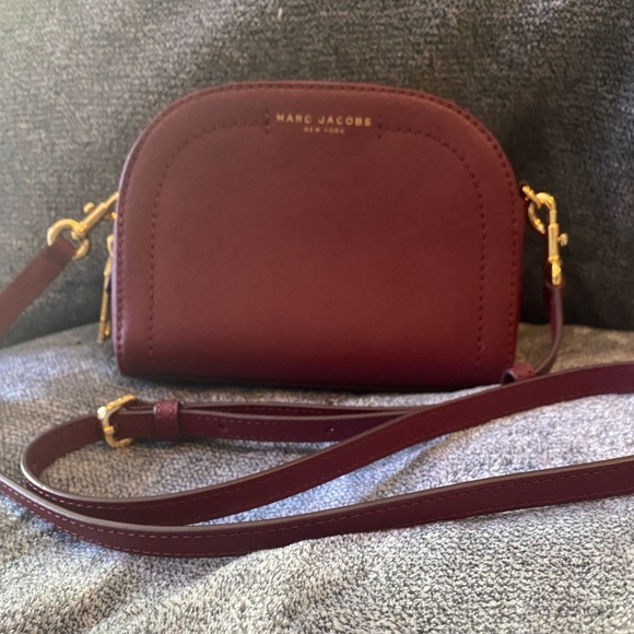 Marc Jacobs Handbags - Marc Jacobs maroon cross body